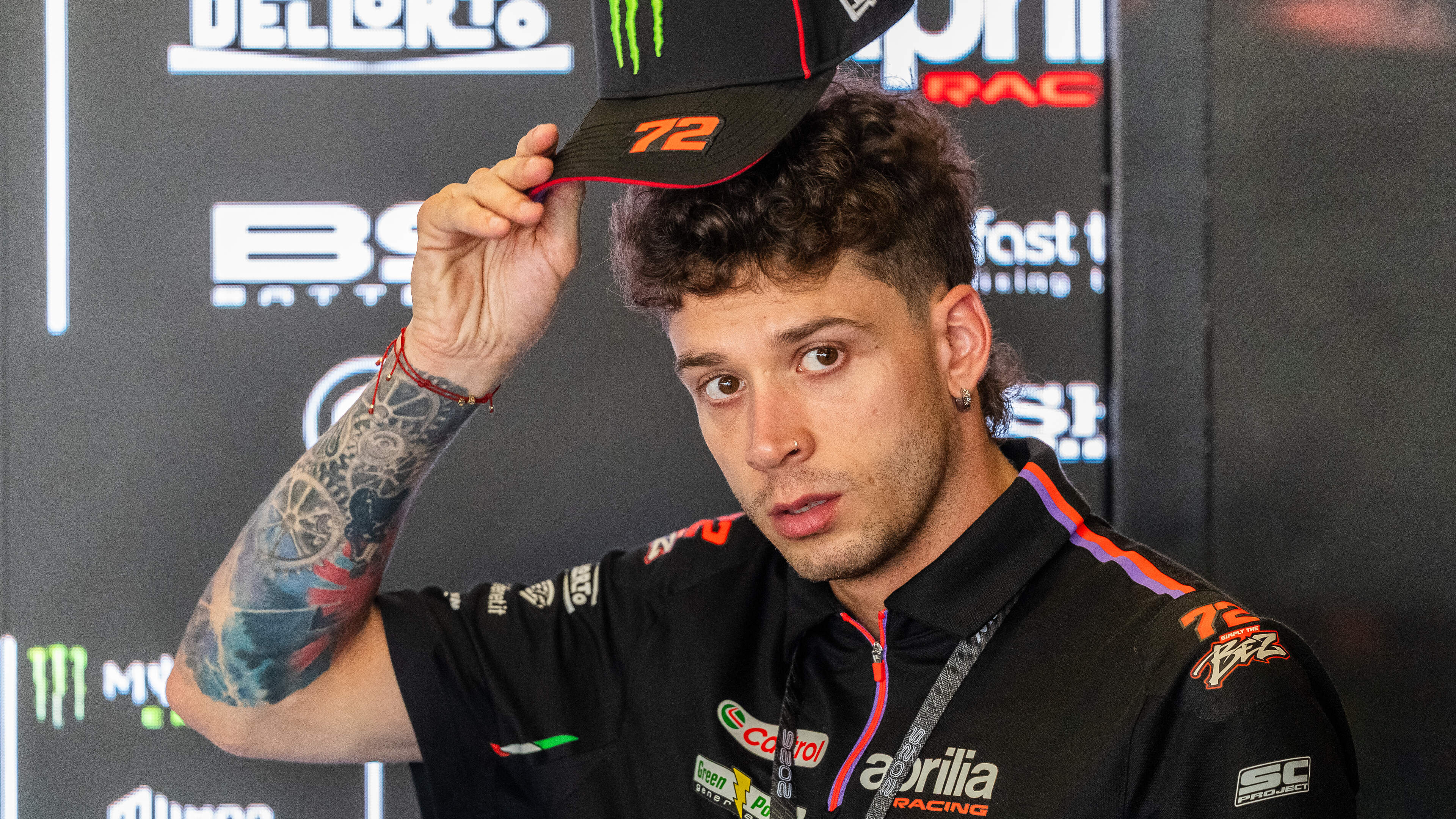 Marco Bezzecchi na wangedrag en schorsing plots omstreden klassementsleider tijdens TT van Assen: ’Mijn passie is mijn brandstof’